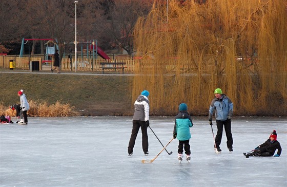 Hokejisté se vydali také na Nepomucký rybník na Hrce.
