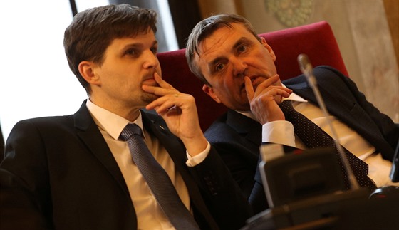 Konící brnnský primátor Petr Vokál (vpravo) se svým námstkem Petrem Hladíkem.