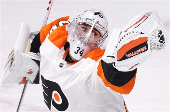 Branká Petr Mrázek jet v dresu Philadelphia Flyers.