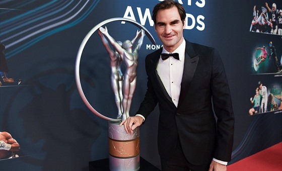 Roger Federer s dalí cennou trofejí do sbírky.