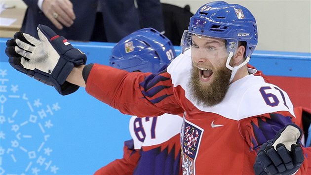 Český hokejista Adam Polášek při olympijském semifinále proti Rusku. (23. února... Český hokejista Adam Polášek při olympijském semifinále proti Rusku. (23. února...