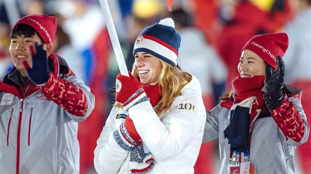 Ester Ledecká nese českou vlajku při slavnostním zakončení zimních olympijských... Ester Ledecká nese českou vlajku při slavnostním zakončení zimních olympijských...