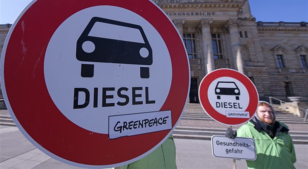 Environmentální aktivisté čekají před budovou Spolkového správního soudu v... Environmentální aktivisté čekají před budovou Spolkového správního soudu v...