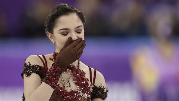 PŘEPLNĚNA EMOCEMI. Padlá královna Jevgenija Medveděvová po své jízdě. PŘEPLNĚNA EMOCEMI. Padlá královna Jevgenija Medveděvová po své jízdě.