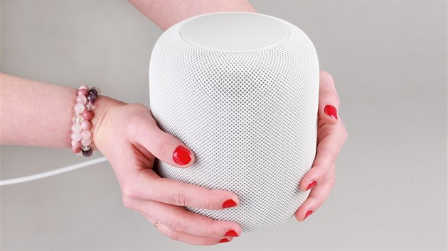 Takto malý je Apple HomePod. Překvapí hmotností 2,5 kg a také mohutným zvukovým... Takto malý je Apple HomePod. Překvapí hmotností 2,5 kg a také mohutným zvukovým...
