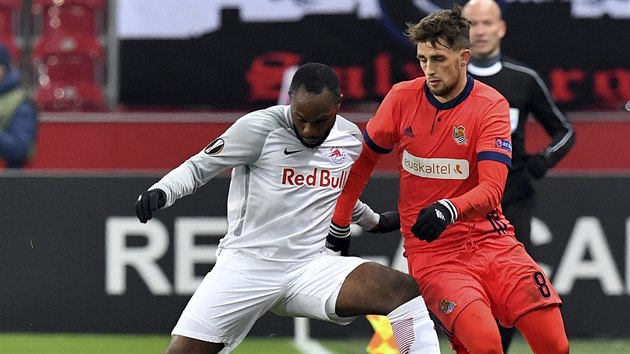 Adnan Januzaj z Realu Sociedad uniká svému soupeři ze Salcburku. Adnan Januzaj z Realu Sociedad uniká svému soupeři ze Salcburku.