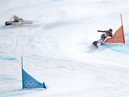 eská snowboardistka Ester Ledecká v semifinálovém souboji s Ramonou Theresií...