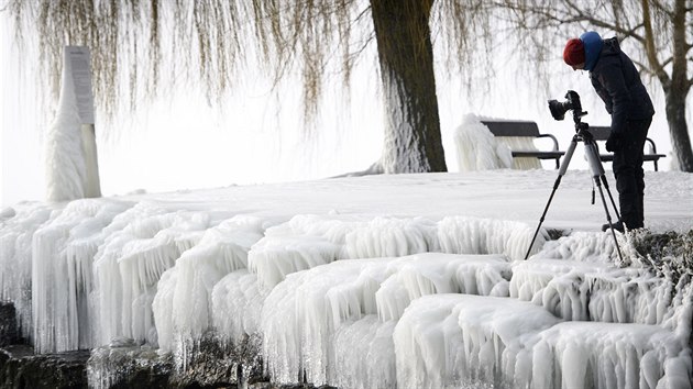 Mráz aruje na bezích Neuchâtelského jezera ve výcarsku (27. února 2018)