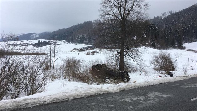 idi osobnho auta vrazil po smyku do skupiny dvancti dt v obci Spisk Bystr nedaleko Popradu (22. nora 2018)