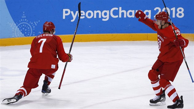 Rusk hokejista Ivan Tlegin oslavuje gl do st Norska ve tvrtfinle olympijskho turnaje.