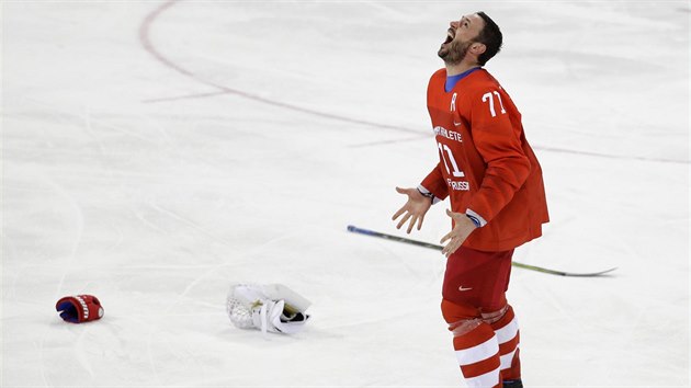 Rusk hokejista Ilja Kovaluk se raduje z olympijskho zlata z Pchjongchangu.