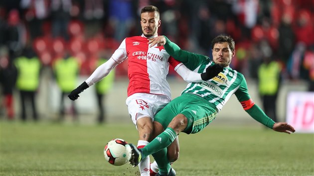 Kapitán Bohemians Josef Jindřišek zasahuje proti Jakubu Hromadovi ze Slavie.