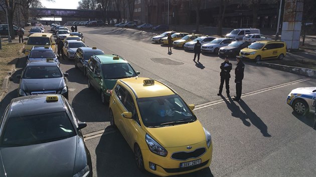 Taxiki se v pondl na Strahov seli k dal protestn akci proti idim Uberu a Taxify. (26. nora 2018)