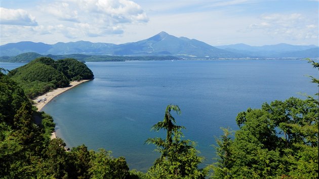 Výhled na Bandai tyící se nad jezerem Inawairo ze silnice u vrcholu Kanajama