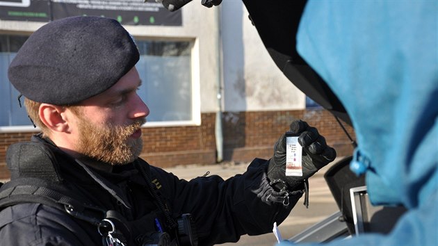 Efektivita postihu se v poslednch letech zvila dky specilnm sadm na zjiovn druh drog. Policist na zatku kontroly zv obsah zajitn ltky. Pak ji otestuj pomoc detekn sady NARK II Test (prhledn sek na snmku).