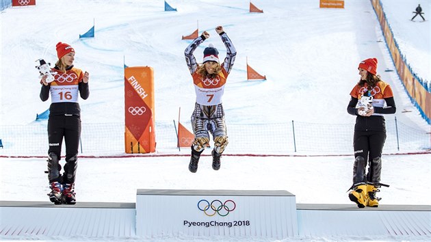ZLATO. esk snowboardistka Ester Ledeck zvtzila v olympijskm paralelnm obm slalomu. (24. nora 2018)