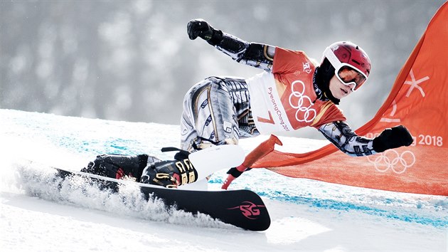 esk snowboardistka Ester Ledeck v olympijskm paralelnm obm slalomu. (24. nora 2018)