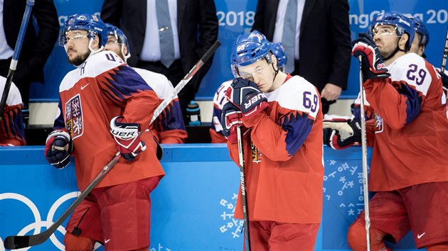 Zklaman et hokejist Jan Kov, Luk Radil a Jan Kol po prohranm utkn o olympijsk bronz proti Kanad. (24. nora 2018)