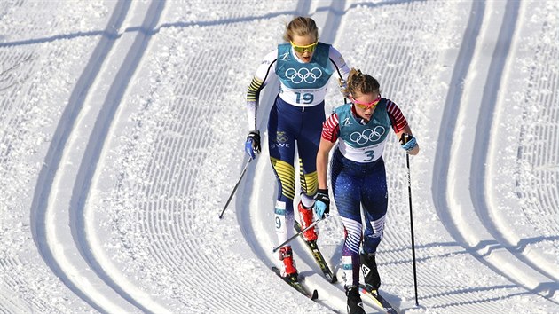 Americká běžkyně Jessica Digginsová (vpředu) a Stina Nilssonová ze Švédska v olympijském závodu na 30 km. (25. února 2018)