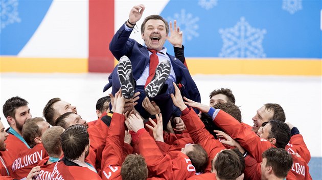 ZLATO. Rut hokejist slav spolu s hlavnm kouem Olegem Znarokem vtzstv v olympijskm finle proti Nmecku. (25. nora 2018)