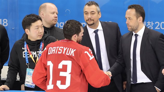Rusk tonk Pavel Dacjuk  po utkn blahopl koui nmeckch hokejist Marco Sturmovi k zisku stbrnch olympijskch medail. (25. nora 2018)
