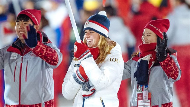 Ester Ledeck nese eskou vlajku pi slavnostnm zakonen zimnch olympijskch her v jihokorejskm Pchjongchangu. (25. nora 2018)