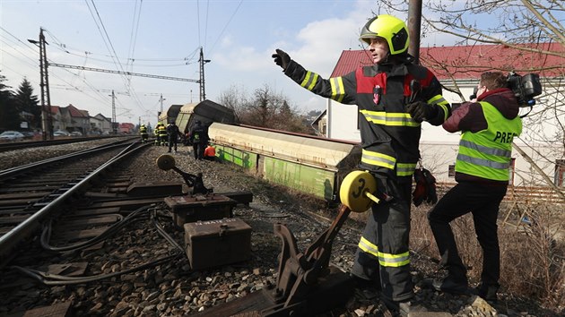 Prat hasii zasahuj v praskm Radotn u vykolejenho nkladnho vlaku. (28. nora 2018)