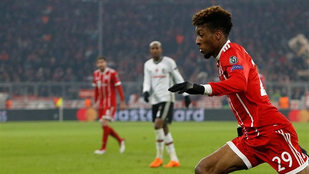 Kingsley Coman sprintuje za mem v utkn Ligy mistr proti Besiktasi. Zastavit se ho sna Ricardo Quaresma.