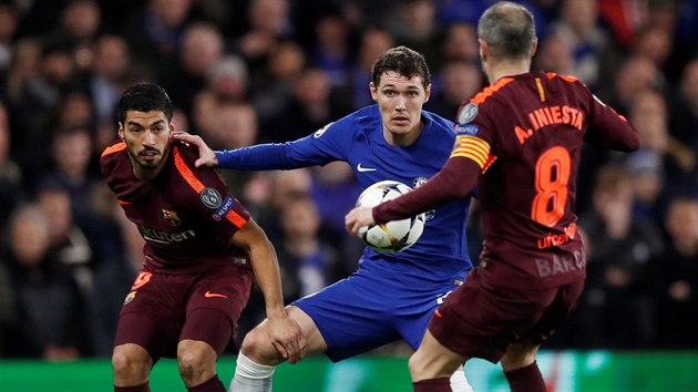 Momentka z utkn fotbalov Ligy mistr mezi Chelsea a Barcelonou. Domc obrnce Andreas Christensen mezi hvzdami soupee Luisem Surezem a Andrsem Iniestou.