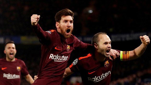 Radost fotbalist Barcelony Lionela Messiho a Andrse Iniesty v utkn Ligy mistr na hiti Chelsea.