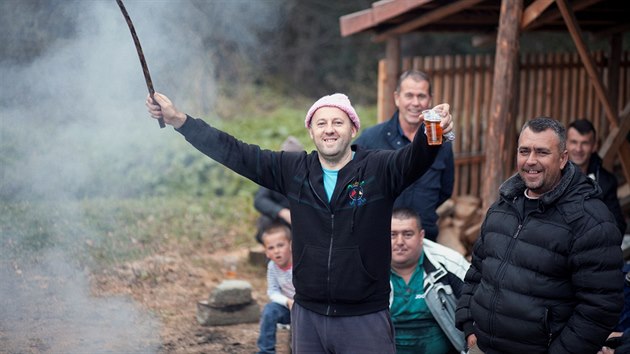 Lid se rozhodli obsadit lvku vedouc ke korytu eky. V narychlo postavenm devnm psteku hldaj prodn bohatstv dnem i noc u tm pl roku. Koncem srpna se situace zvrtla. Nad rnem pijely vesniany rozehnat speciln policejn jednotky.