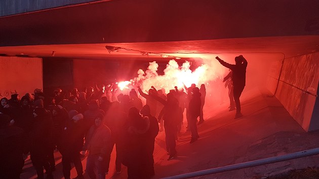 Skandujc fandov Partizanu Blehrad proli s policejnm doprovodem z plzeskho nmst Republiky a na fotbalov stadion. (22. nora 2018)