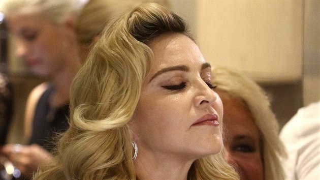 Madonna v obchodnm dom Barneys v New Yorku pi pedstaven sv kosmetick znaky MDNA Skin v z 2017.