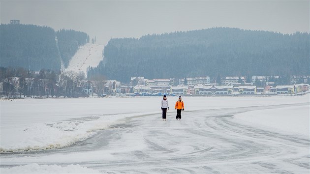 Sprvci ledov magistrly odhrnuli v Lipn nad Vltavou a ve Frymburku zhruba dvoukilometrov ovly, aby led lpe promrzal a rychleji slil. Upraven trasa spojujc ob obce zatm udlan nen. Lid na nich u brusl. (21. nora 2018)