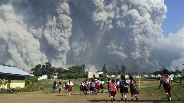 Indonsk dti zastihl vbuch vulknu na cest do koly.