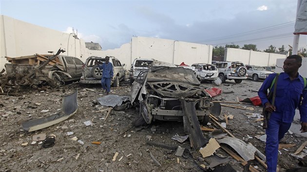 V somlsk metropoli Mogadiu vybuchly dv bomby nastraen v autech. Jejich clem byl prezidentsk palc a hotel. (24. nor 2018)