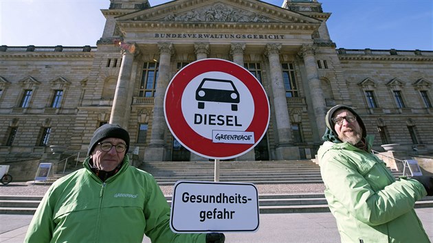 Zelen aktivist ped budovou Spolkovho sprvnho soudu v Lipsku. Ten v ter rozhodl, e zkazy jzdy naftovch aut v nmeckch mstech jsou prvn ppustn.