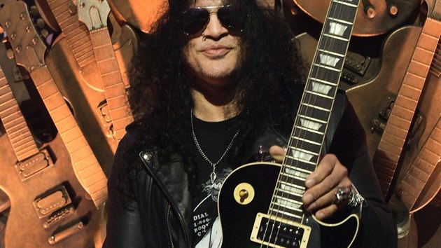 Kytarista Slash s kytarou Gibson Les Paul Slash Anaconda Burst, kter byla pedstavena bhem veletrhu CES 2018.