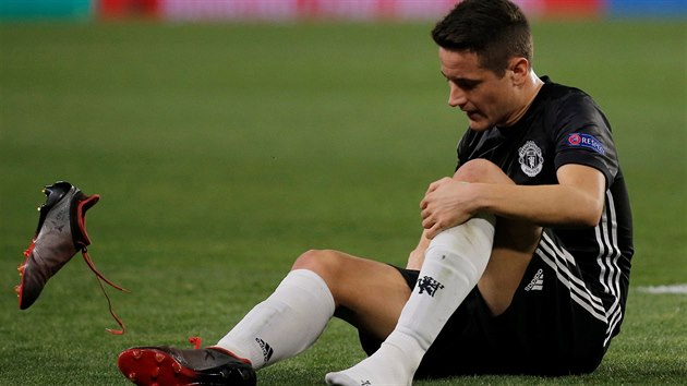 DOHRL JSEM Ander Herrera z Manchesteru United si v osmifinle Ligy mistr v Seville nathl zadn stehenn sval. Sedl si na trvnk, zul kopaky a pak odkulhal.
