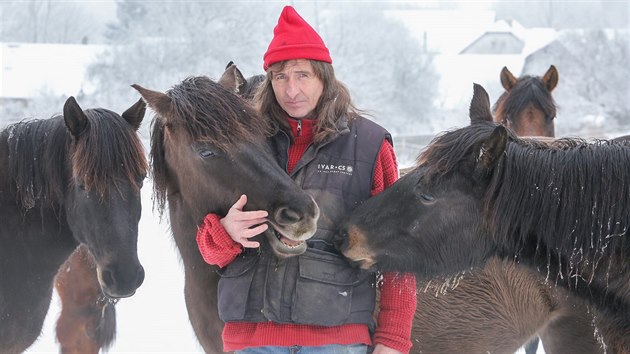 Vladimr Vopravil chov na farm /Y (Diagonla Ypsilon) v Cunkov na Tborsku 36 dosplch huculskch kon a pt hbat.