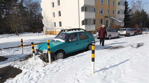 Msto plnuje, e v Bezinov ulici za erpac stanic Eurooil odstran dva kovov sloupky, kter tam momentln brn v prjezdu.