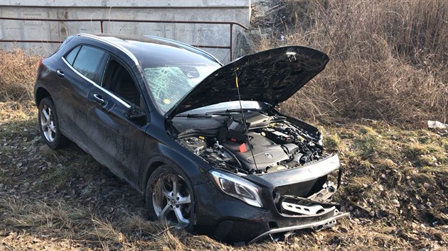 Hlavn tah z Prahy na Tbor uzavela v Bystici na Beneovsku nehoda ty vozidel. Jeden lovk pi n zemel (21.2.2018)