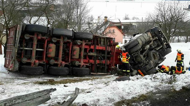 idi kamionu ve ttech prorazil svodidla, sjel ze svahu a vz se pot pevrtil do pilehlch zahrad.