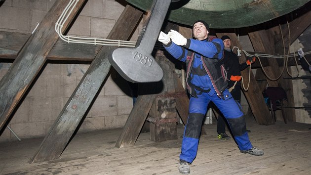 U pleitosti 72. vro obnoven Univerzity Palackho se v Olomouci rozeznl i nejvt, vce ne sedmitunov zvon dmu svatho Vclava. Na zvr jeden ze zvonk vstupuje do prostoru zvonu a chyt srdce, aby ho zpomalil.