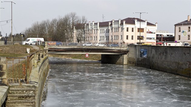 Pohled na jeden z klovch most pro olomouckou dopravu v Komenskho ulici, po kterm denn projede a 15 tisc aut. Ten ek kvli budovn protipovodovch opaten pestavba, kvli kter bude nutn uzavrka.