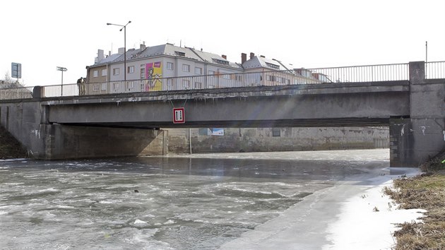 Pohled na jeden z klovch most pro olomouckou dopravu v Komenskho ulici, po kterm denn projede a 15 tisc aut. Ten ek kvli budovn protipovodovch opaten pestavba, kvli kter bude nutn uzavrka.