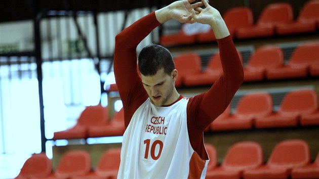 Luk Palyza se protahuje na trninku eskch basketbalist ped svtovou kvalifikac