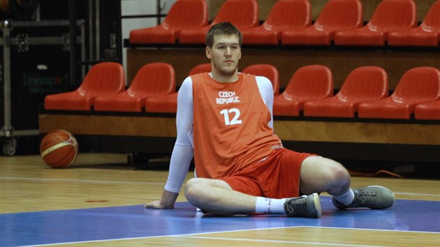 Martin Peterka se protahuje na trninku eskch basketbalist ped svtovou kvalifikac