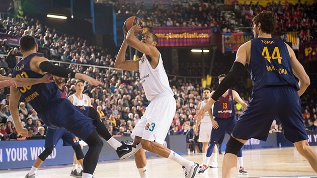 Anthony Randolph (v blm) z Realu Madrid zakonuje na ko Barcelony mezi Vctorem Claverem a Antem Tomiem.