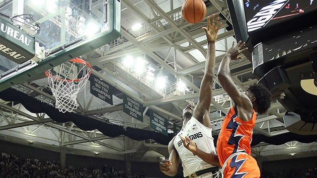 Jaren Jackson Jr. (v blm) z Michigan State blokuje Trenta Fraziera z Illinois.